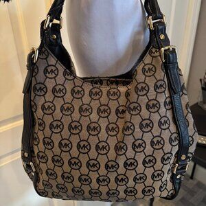 Michael Kors Signature Hobo, Size Large